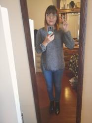 Outfit propio: Sueter gris + jeans.