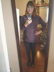 Outfit propio: Sueter morado + jeans negros.