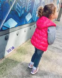Tenue d’hiver pour petite fille stylée et pleine de vie