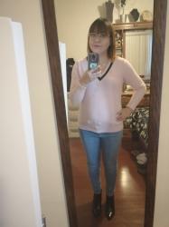 Outfit propio: Sueter rosa de cuello V + jeans azul claro.