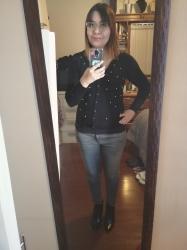 Outfit propio: Sueter negro con perlitas + jeans grises.