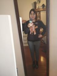 Outfit propio: Sudadera negra con estampado navideño + pantalón negro rayado.