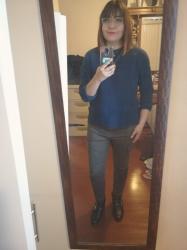 Outfit propio: Sueter azul + jeans verde militar.