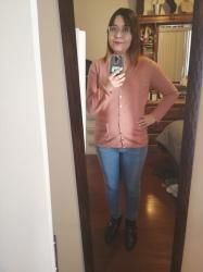 Outfit propio: Sueter rosa + jeans azul claro.