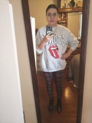 Outfit propio: Sudadera gris de The Rolling Stones + pantalón tartan.