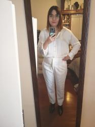 Outfit propio: Camisa blanca satinada + pantalón blanco + blazer gris.