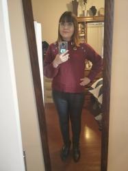 Outfit propio: Sueter vino con aplicaciones metálicas + pantalón negro de polipiel.