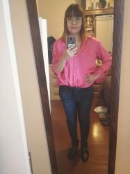 Outfit propio: Camisa satinada rosa fucsia + jeans azul fuerte.
