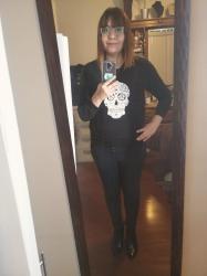 Outfit propio: Sudadera negra con estampado de calavera + jeans negros.