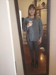 Outfit propio: Sueter gris + pantalón negro a cuadros.