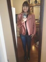 Outfit propio: Sueter negro con brillos + jeans azul oscuro + chaqueta de polipiel rosa.