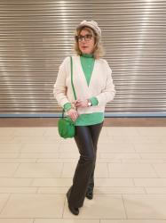 Layering Look mit kurzer Strickjacke