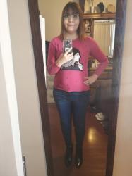 Outfit propio: Sueter rosa fucsia + jeans.