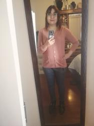 Outfit propio: Sueter rosa + pantalón gris a cuadros.