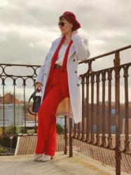 Look chic en tailleur pantalon rouge !