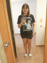 Outfit propio: Camiseta de Metallica + shorts a cuadros negro y blanco.