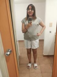 Outfit propio: Camiseta gris + shorts blancos con rayas azules.