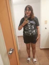 Outfit propio: Camiseta gris de Guns and Roses + short a cuadros negro y blanco.