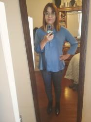 Outfit propio: Camisa satinada azul claro + pantalón gris a cuadros.