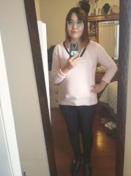 Outfit propio: Sueter rosa claro + jeans negros.