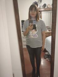Outfit propio: Camiseta de rayas con estampado de chica + jeans negros.