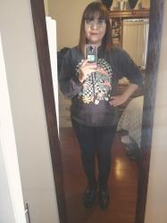 Outfit propio: Sudadera gris rata con estampado psicodélico + jeans negros.