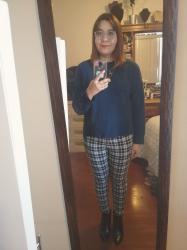 Outfit propio: Sueter azul + pantalón blanco-negro a cuadros.