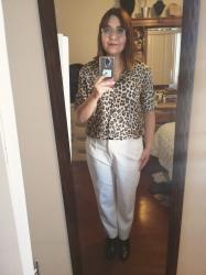 Outfit propio: Camisa animal print + pantalón blanco.