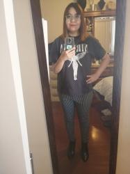Outfit propio: Camisa gris de Nirvana + pantalón negro a cuadros blancos.