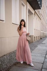 Boho Vibes – das Maxikleid in Rosa kombinieren