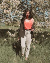 Koralowy top, jeansy mom jeans i czarna oversizowa marynarka - idealny look na co dzień.