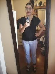 Outfit propio: Camiseta negra + pantalón a cuadros lila y blanco.