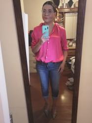 Outfit propio: Camisa satinada fucsia + boyfriend jeans.