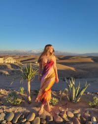 Shooting dans le désert d’Agafay : la robe tie & dye coucher de soleil / sunset
