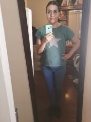 Outfit propio: Camiseta azul turquesa con estampado de estrella + jeans azul claro.
