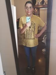 Outfit propio: Camiseta amarilla con estampado de calavera + jeans azul bajito.