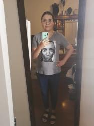 Outfit propio: Camiseta gris con estampado de rostro de modelo + jeans azul fuerte.