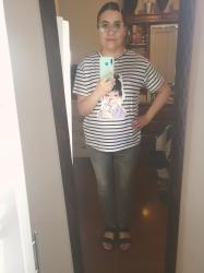 Outfit propio: Camiseta rayada con estampado de dibujo de chica + jeans grises.