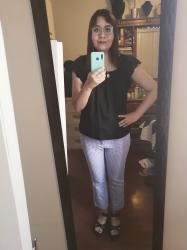 Outfit propio: Blusa negra con mangas de crochet + pantalón blanco/lila de cuadros.