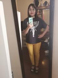 Outfit propio: Camiseta gris de Nirvana + pantalón amarillo.