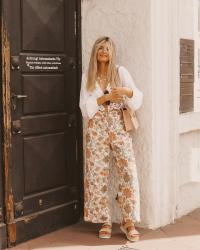 Blütenzauber: geblümte Hosen für einen tollen Sommerlook