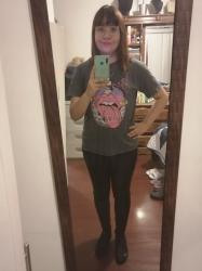 Outfit propio: Camiseta gris de Rolling Stones + jeans negros.