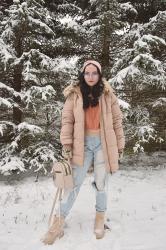 Pastelowy outfit w zimowej scenerii | Second Hand