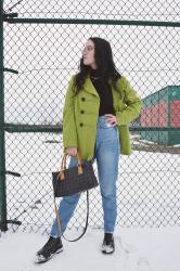 Zielony płaszcz w codziennej stylizacji | Second Hand