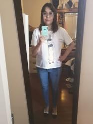 Outfit propio: Camiseta blanca con estampado de figurín + jeans azul claro.