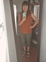 Outfit propio: Blusa café sin mangas + pantalón capri verde militar.