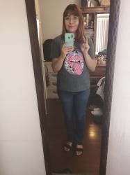 Outfit propio: Camiseta gris de los Rolling Stones + jeans azul fuerte.