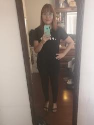 Outfit propio: Camiseta negra con estampado de fases de la luna + jeans negros.