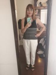 Outfit propio: Top rayado negro/blanco + pantalón blanco.