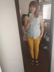 Outfit propio: Blusa sin mangas de mezclilla clara + pantalón amarillo.